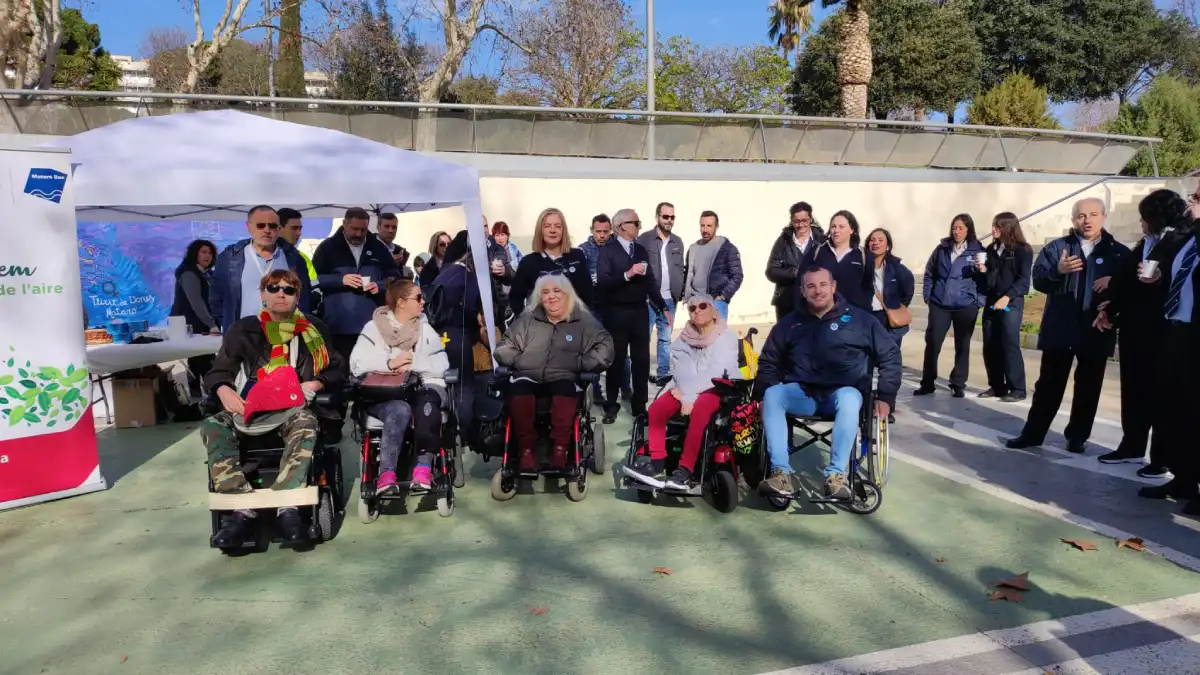 Participantes en el evento de Mataró, bus por una mejora del transporte adaptado